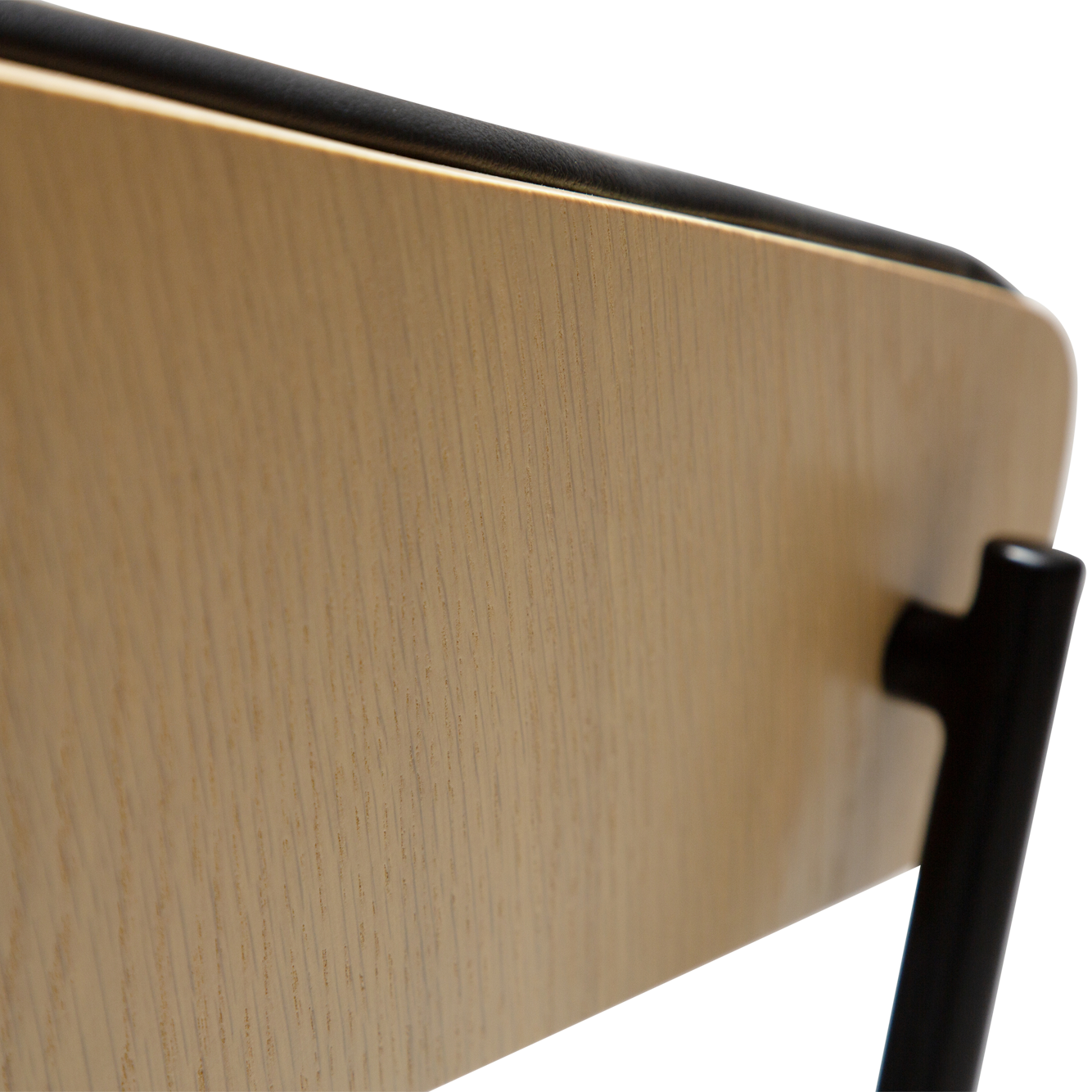 [var:Bezug=Raben-schwarzes Kunstleder und weißgewaschenes Eichenfurnier mit schwarzen Metallbeinen] CRIB Sessel