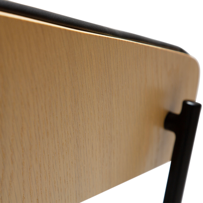 [var:Bezug=Raben-schwarzes Kunstleder und weißgewaschenes Eichenfurnier mit schwarzen Metallbeinen] CRIB Sessel