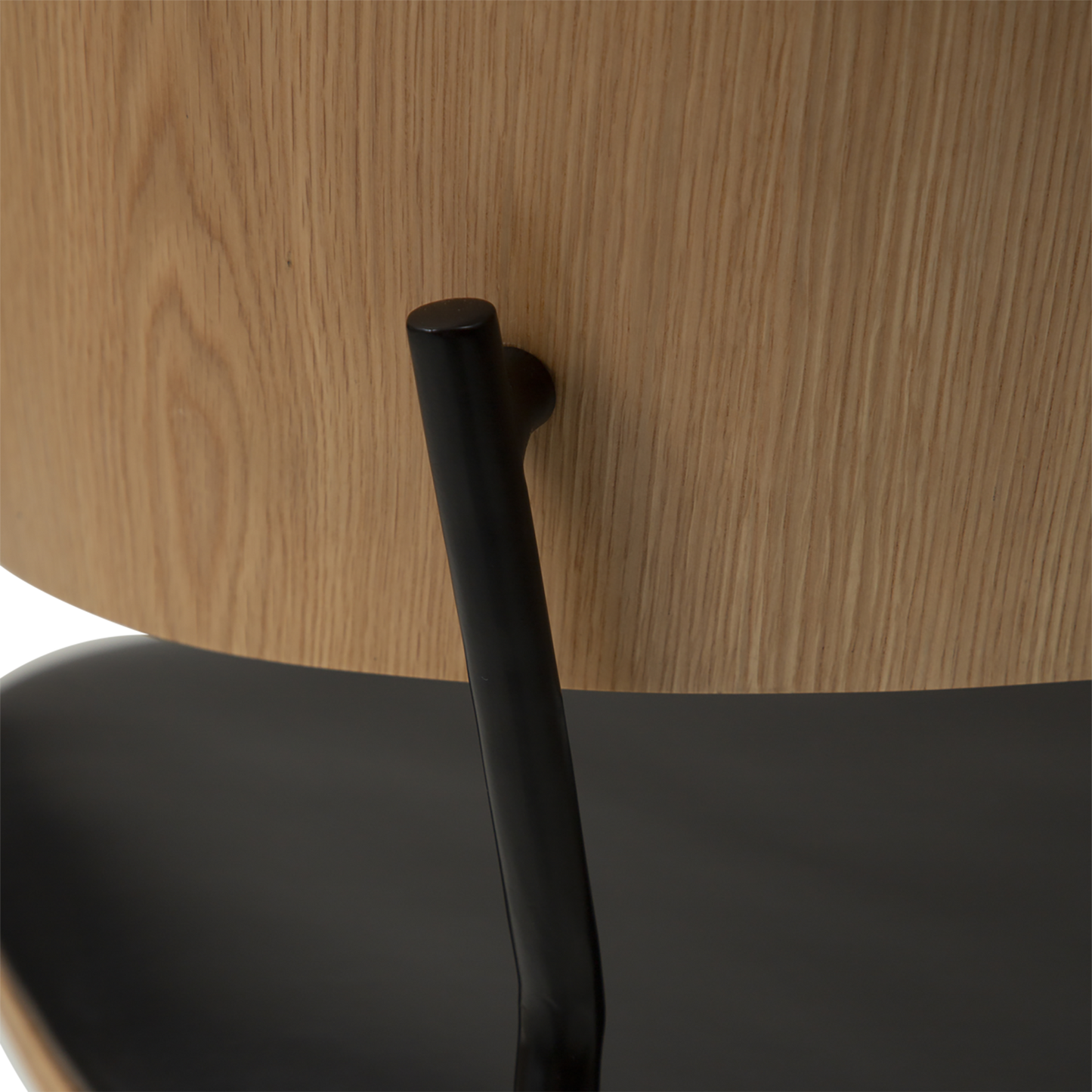 [var:Bezug=Vintage schwarzes Kunstleder und Eichenfurnier mit schwarzen Beinen] CRIB Sessel