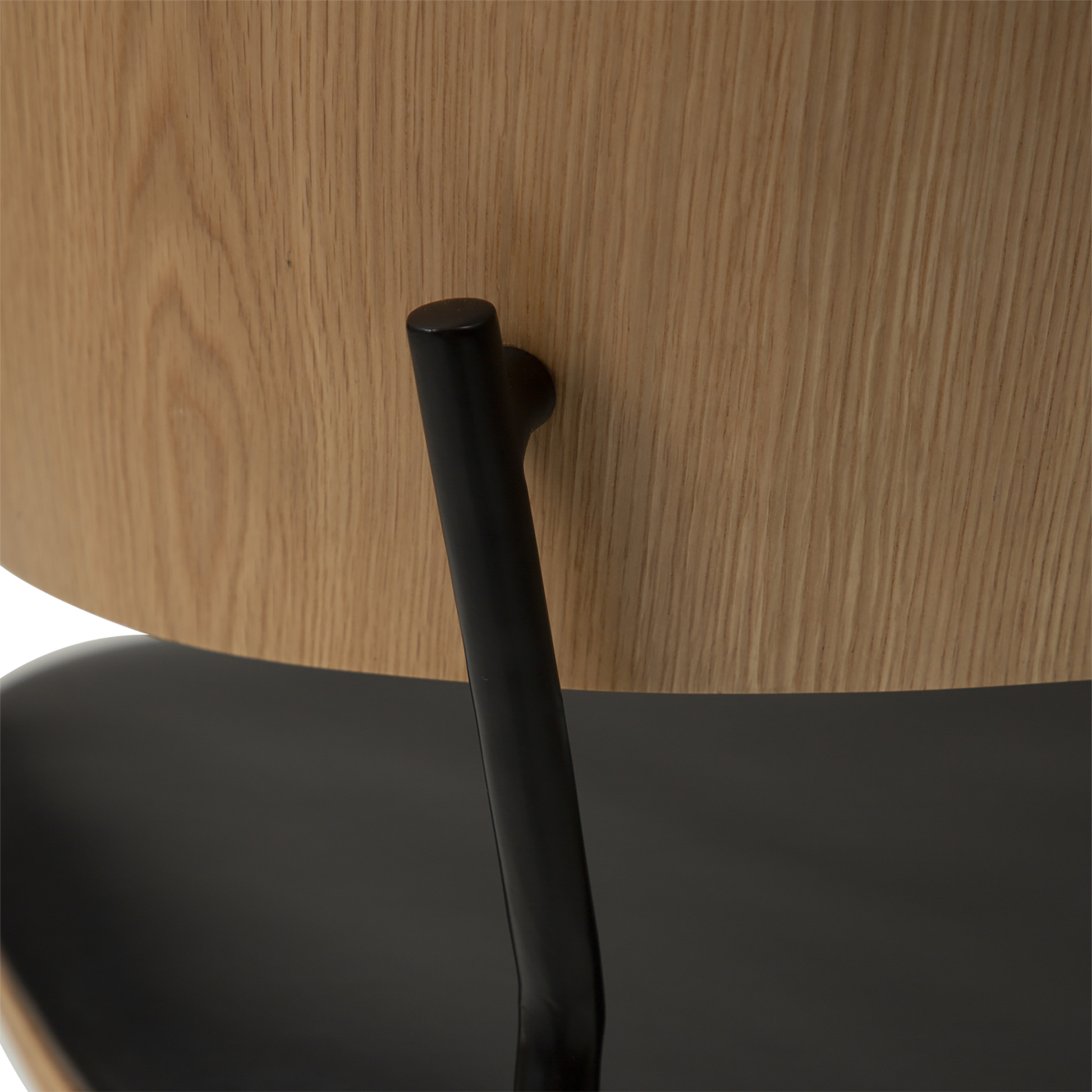 [var:Bezug=Vintage schwarzes Kunstleder und Eichenfurnier mit schwarzen Beinen] CRIB Sessel