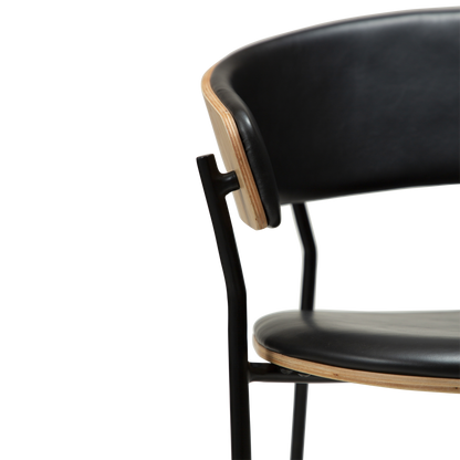 [var:Bezug=Vintage schwarzes Kunstleder und Eichenfurnier mit schwarzen Beinen] CRIB Sessel