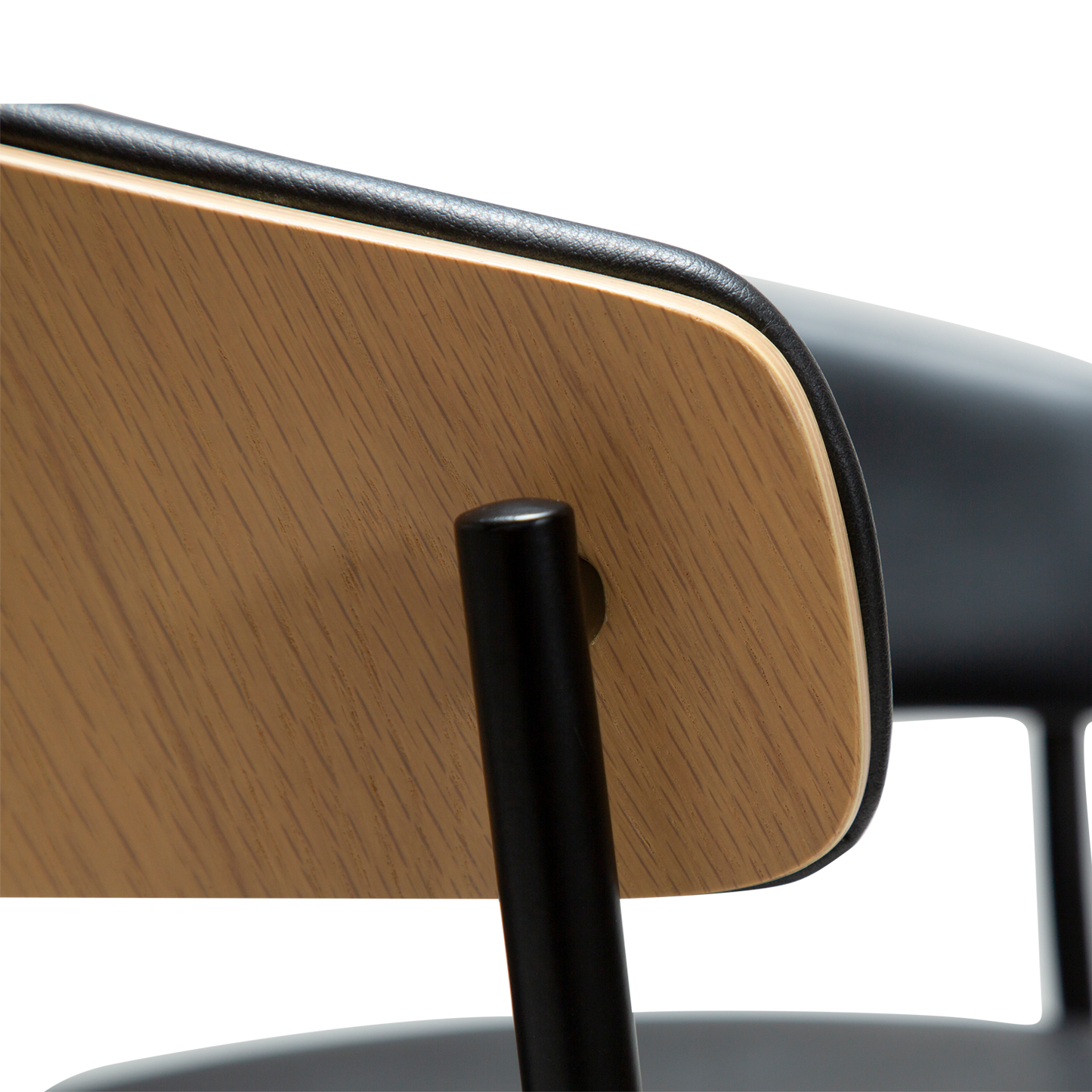 [var:Bezug=Raben-schwarzes Kunstleder und weißgewaschenes Eichenfurnier mit schwarzen Metallbeinen] CRIB Thekenhocker