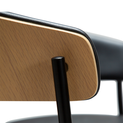 [var:Bezug=Raben-schwarzes Kunstleder und weißgewaschenes Eichenfurnier mit schwarzen Metallbeinen] CRIB Thekenhocker