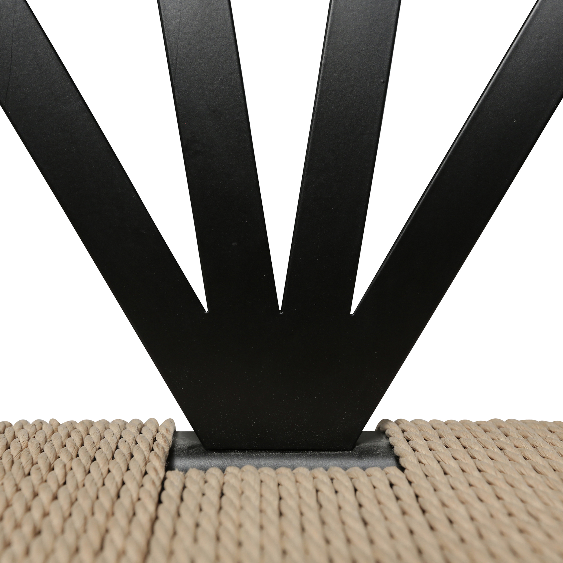 [var:Bezug=Schwarze Lackbeine mit Sitz aus natürlichem Papierkordel] DELTA Stuhl