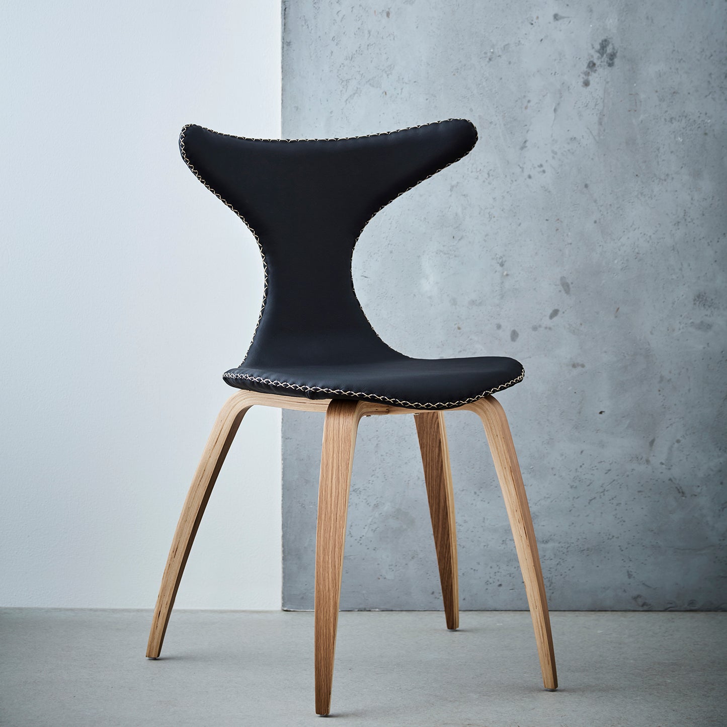 [var:Bezug=Schwarzes Leder mit Eichenbeinen] DOLPHIN Stuhl