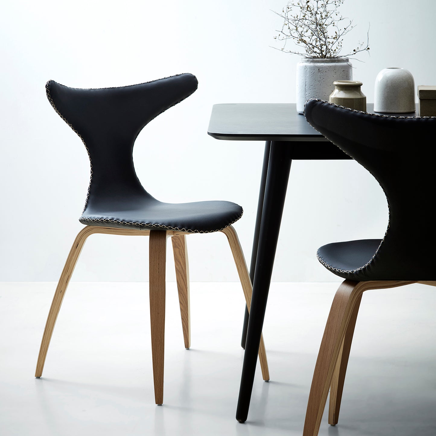 [var:Bezug=Schwarzes Leder mit Eichenbeinen] DOLPHIN Stuhl