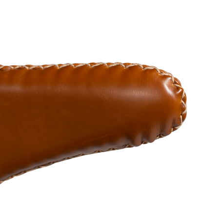 [var:Bezug=Vintage hellbraunes Kunstleder mit runden schwarzen Beinen] DOLPHIN Stuhl