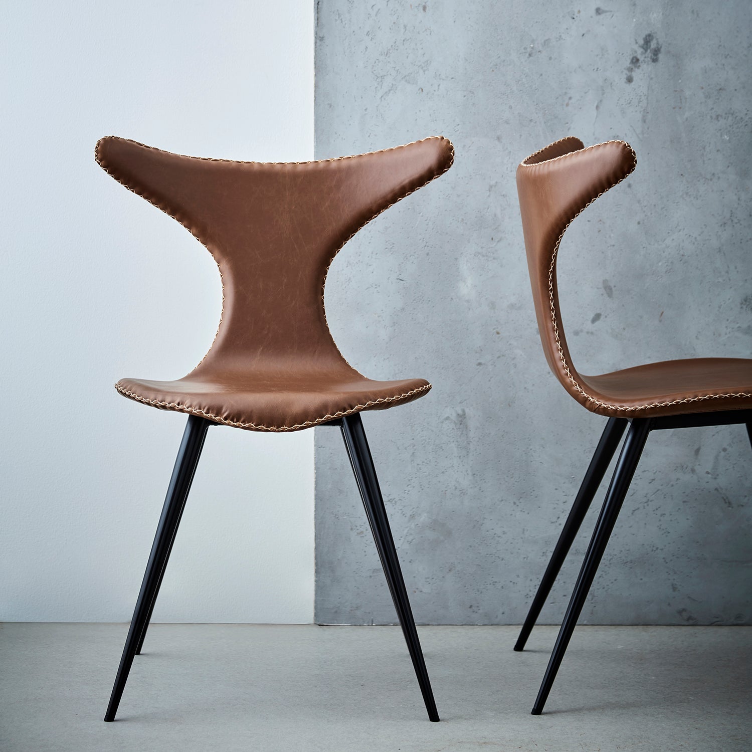 [var:Bezug=Vintage hellbraunes Kunstleder mit runden schwarzen Beinen] DOLPHIN Stuhl