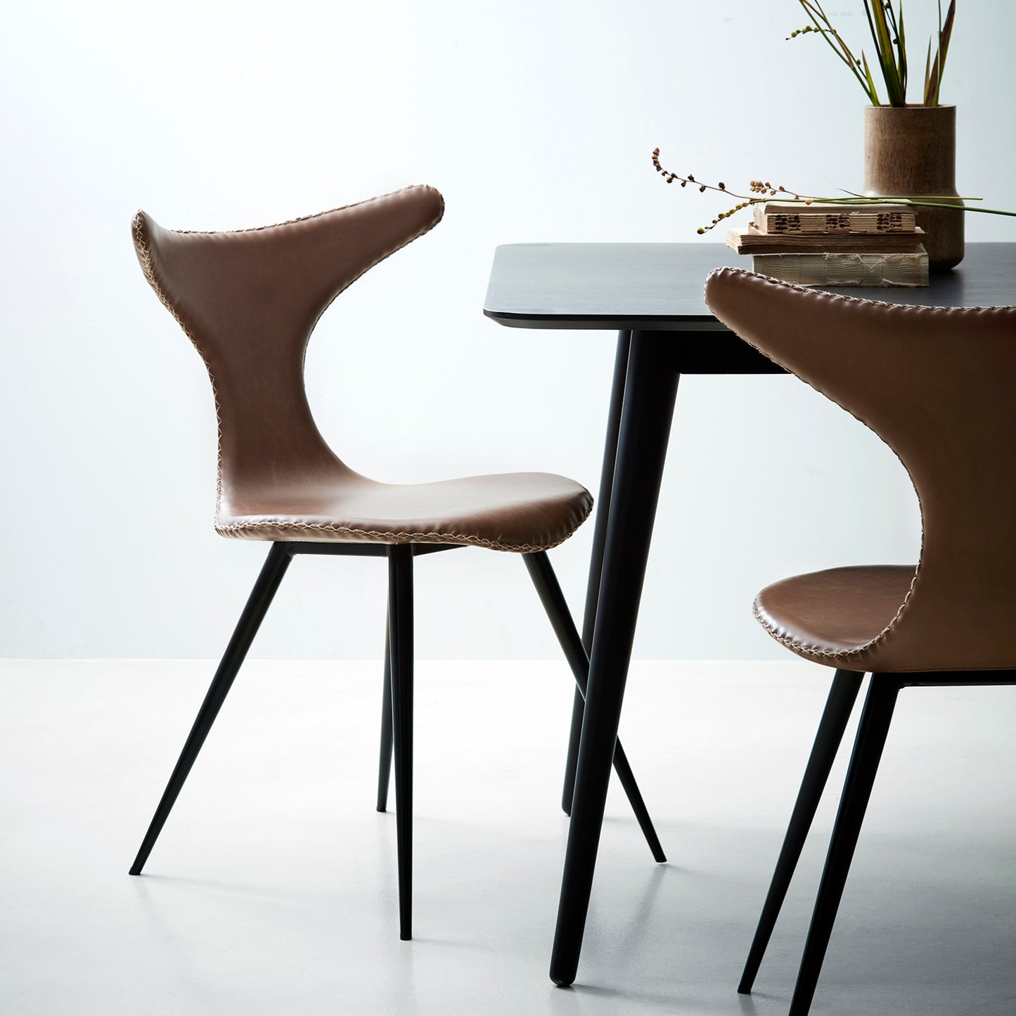 [var:Bezug=Vintage hellbraunes Kunstleder mit runden schwarzen Beinen] DOLPHIN Stuhl