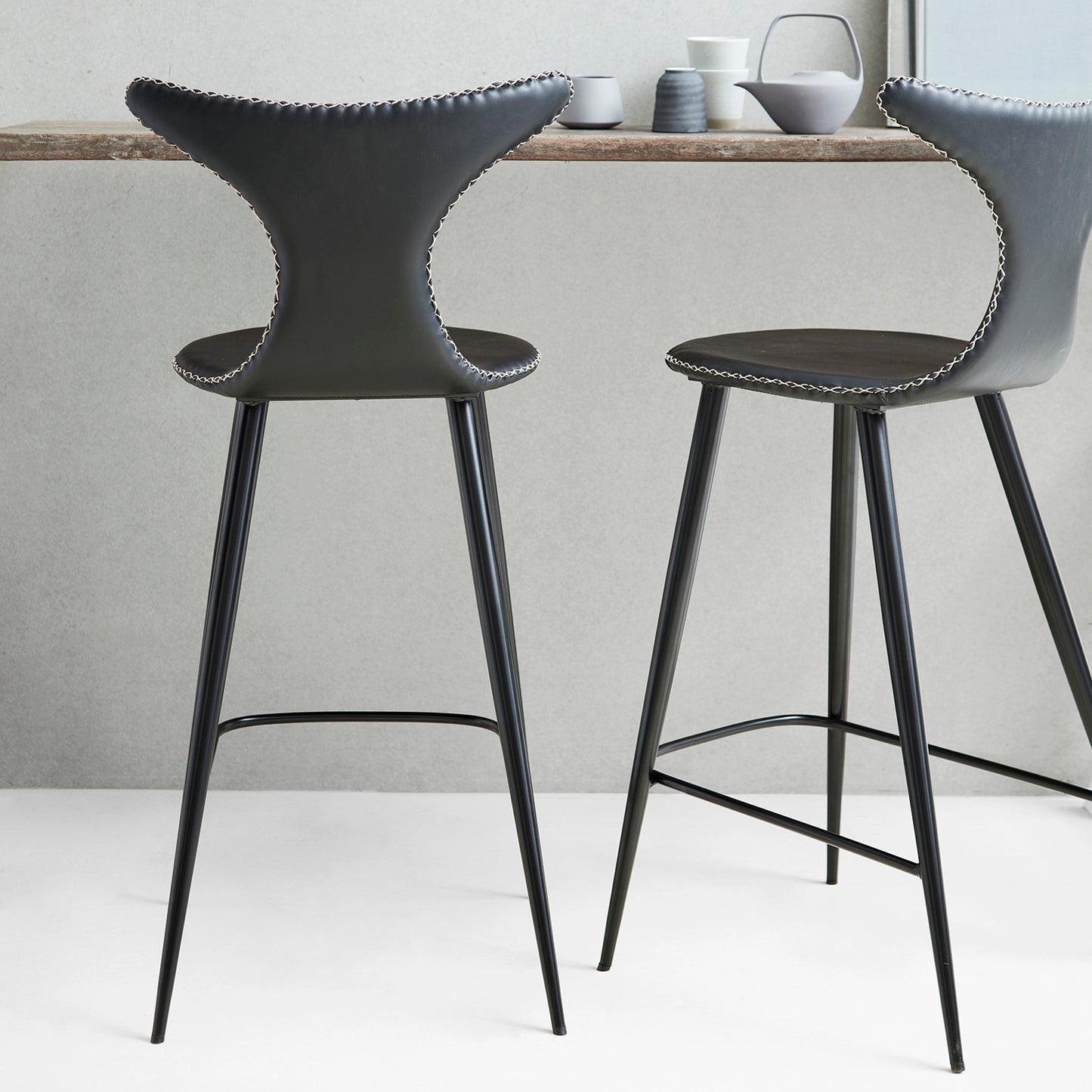 [var:Bezug=Vintage hellbraunes Kunstleder mit runden schwarzen Beinen] DOLPHIN Barhocker