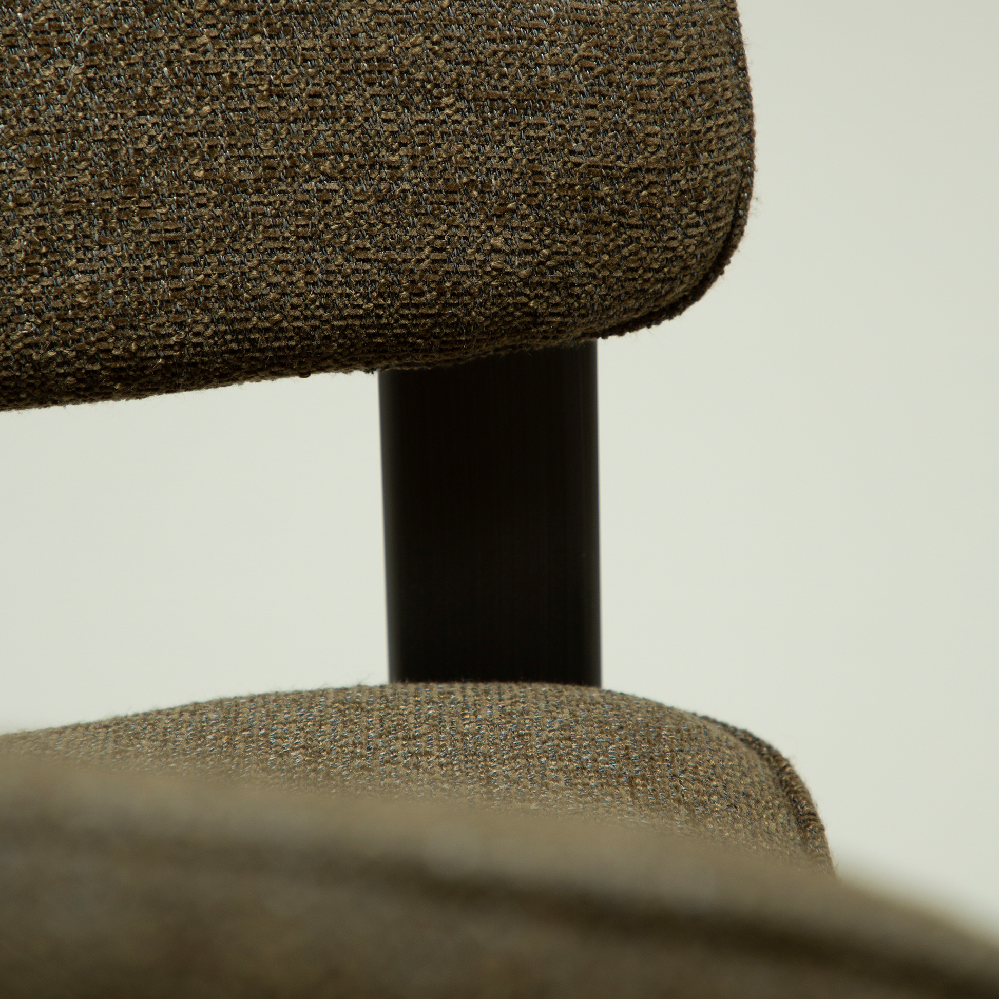 [var:Bezug=DUCT Sessel, dunkelolivfarbener Bouclé-Stoff mit antikem Zinn] DUCT Sessel