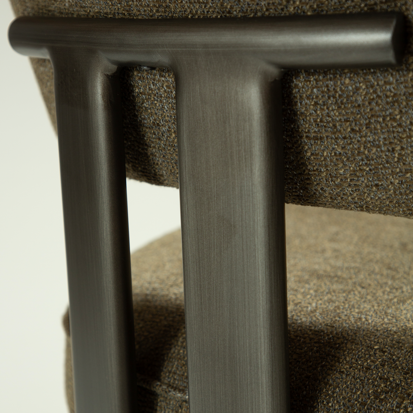 [var:Bezug=DUCT Sessel, dunkelolivfarbener Bouclé-Stoff mit antikem Zinn] DUCT Sessel