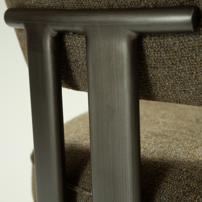 [var:Bezug=DUCT Sessel, dunkelolivfarbener Bouclé-Stoff mit antikem Zinn] DUCT Sessel