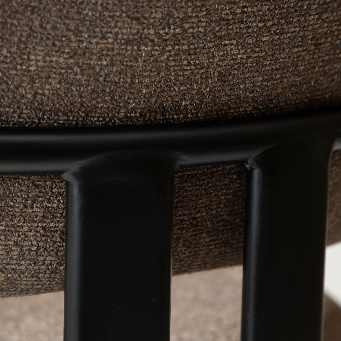 [var:Bezug=DUCT Sessel, major brauner Bouclé-Stoff mit schwarzen Beinen] DUCT Sessel