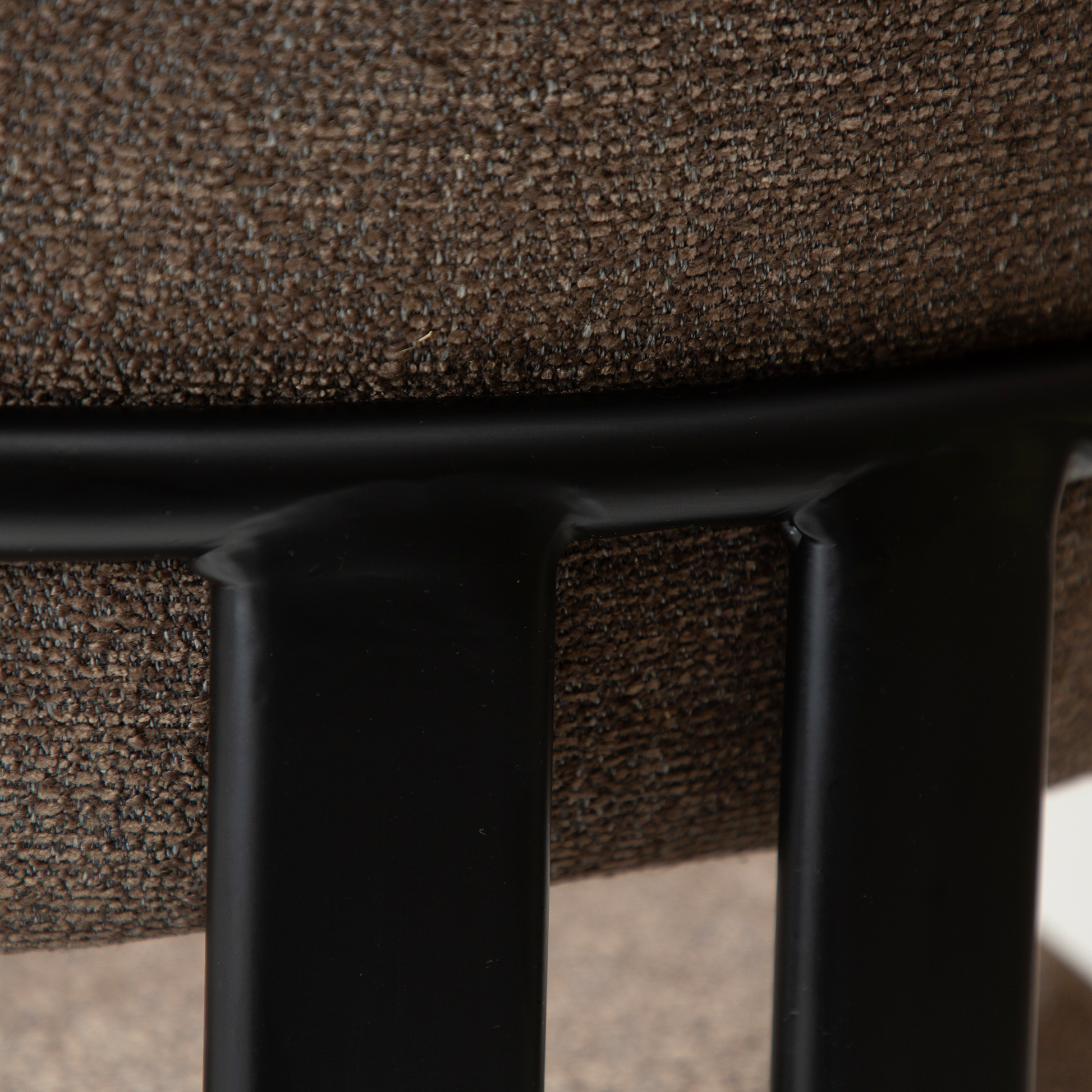 [var:Bezug=DUCT Sessel, major brauner Bouclé-Stoff mit schwarzen Beinen] DUCT Sessel