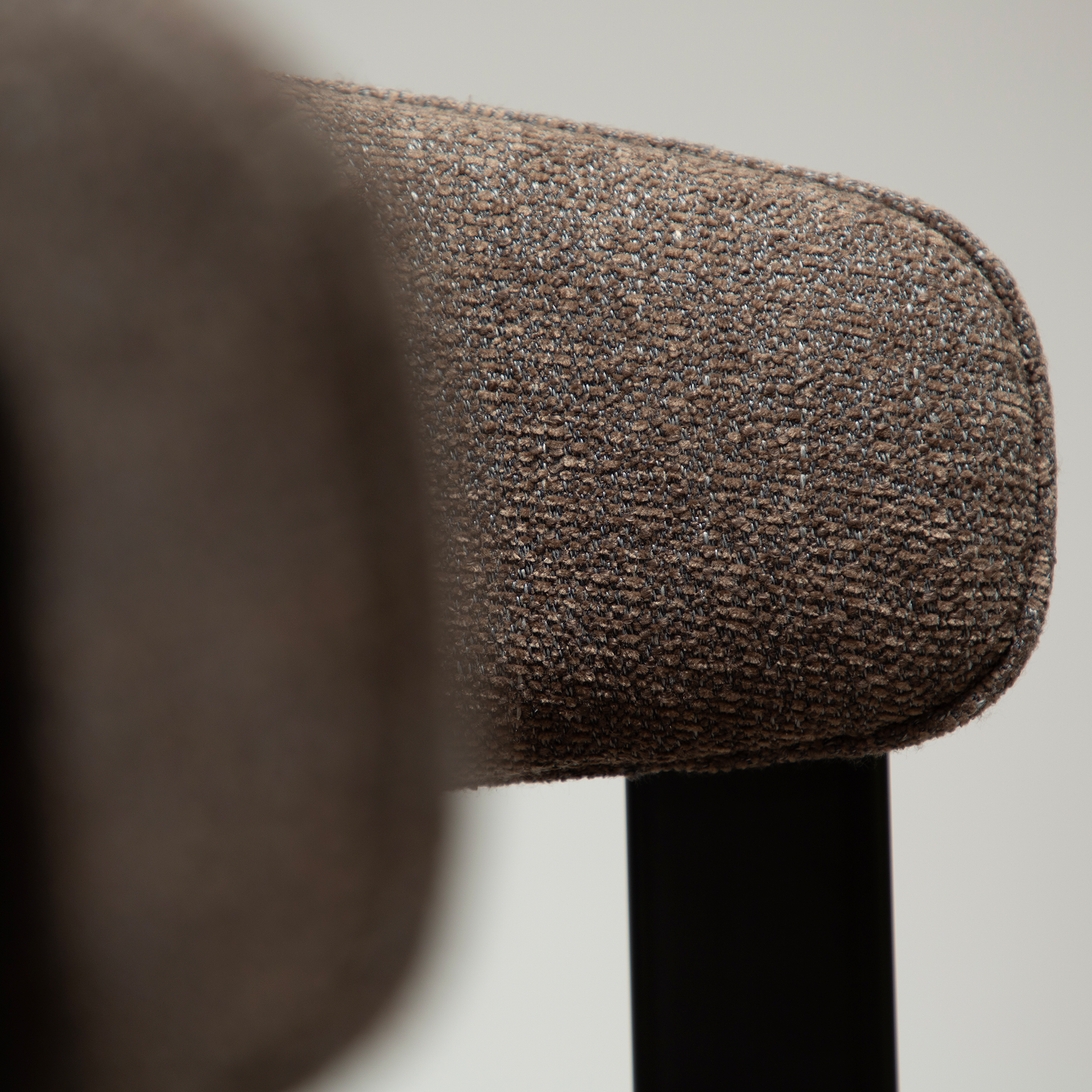 [var:Bezug=DUCT Sessel, major brauner Bouclé-Stoff mit schwarzen Beinen] DUCT Sessel