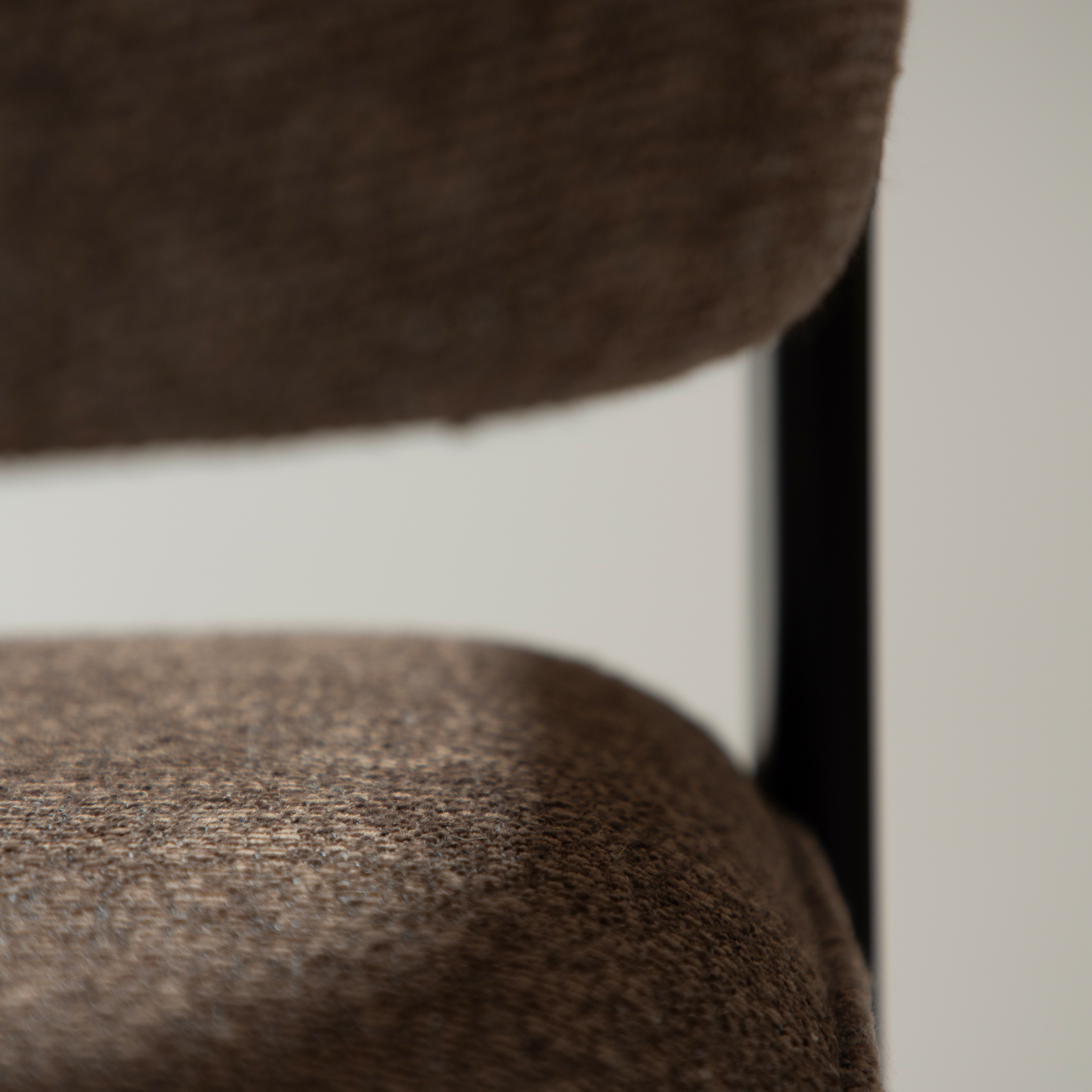 [var:Bezug=DUCT Sessel, major brauner Bouclé-Stoff mit schwarzen Beinen] DUCT Sessel