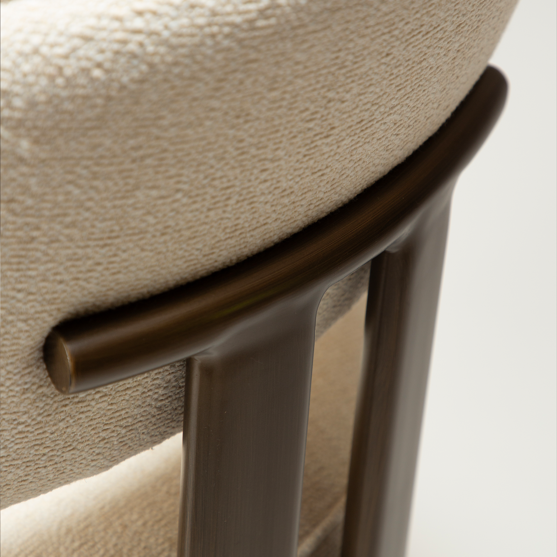 [var:Bezug=DUCT Sessel, einfach beiger Bouclé-Stoff mit antikem Messing] DUCT Sessel