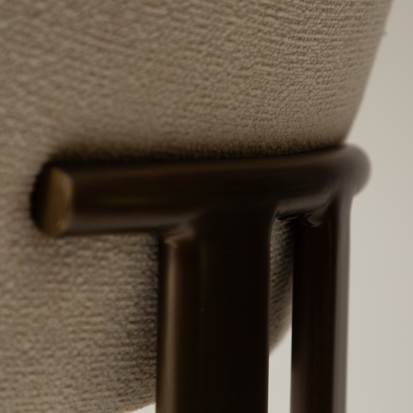 [var:Bezug=DUCT Sessel, einfach beiger Bouclé-Stoff mit antikem Messing] DUCT Sessel