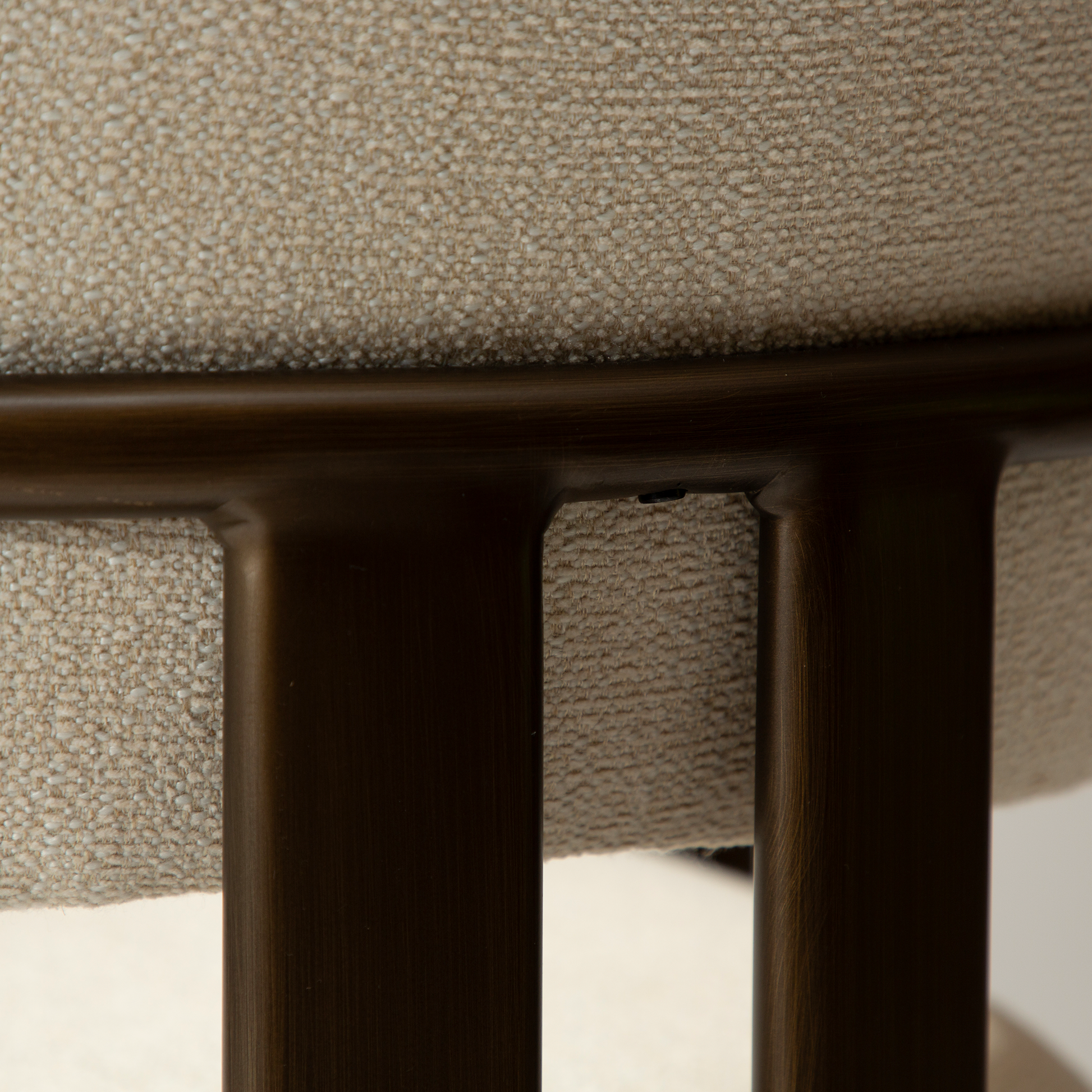 [var:Bezug=DUCT Sessel, einfach beiger Bouclé-Stoff mit antikem Messing] DUCT Sessel