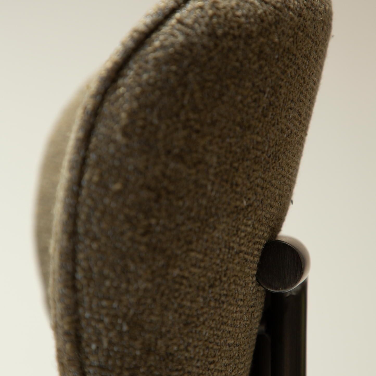 [var:Bezug=DUCT Stuhl, dunkelolivfarbener Bouclé-Stoff mit antikem Zinn] DUCT Stuhl