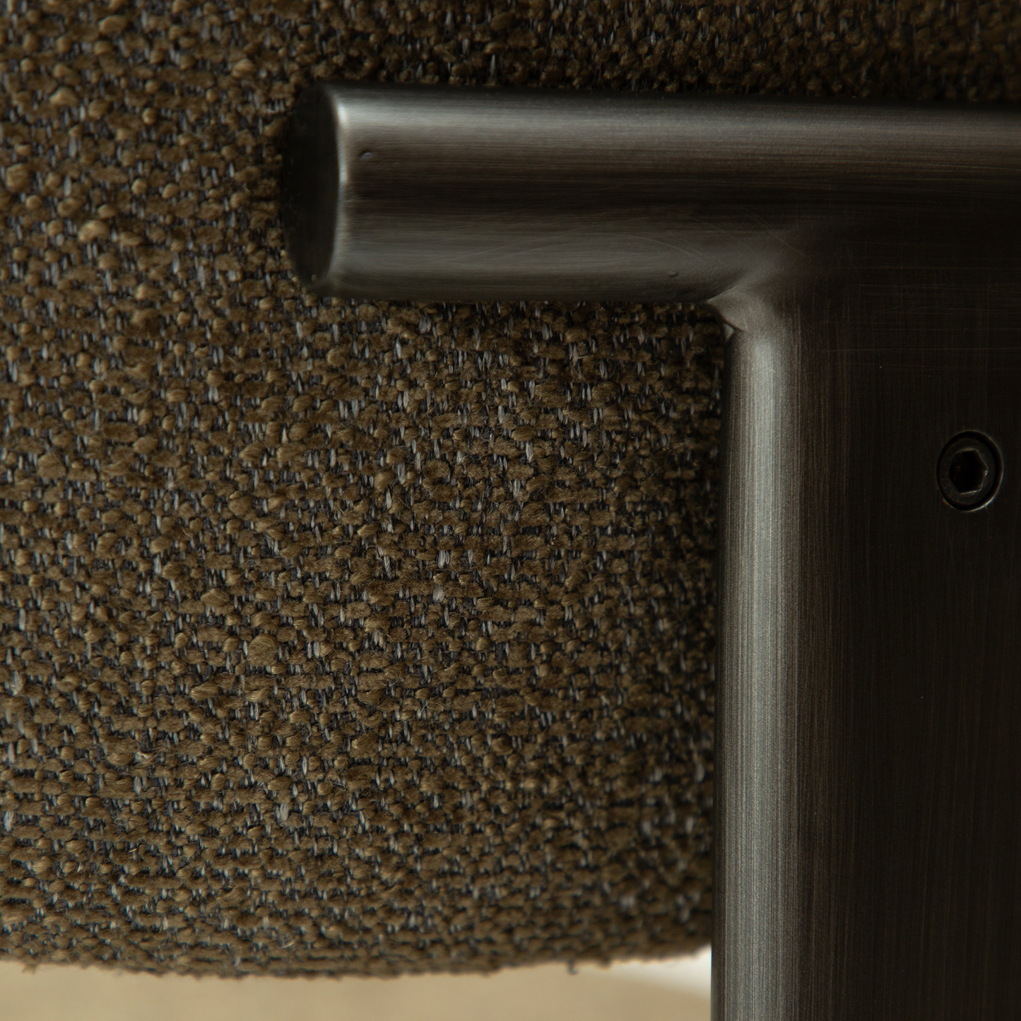 [var:Bezug=DUCT Stuhl, dunkelolivfarbener Bouclé-Stoff mit antikem Zinn] DUCT Stuhl