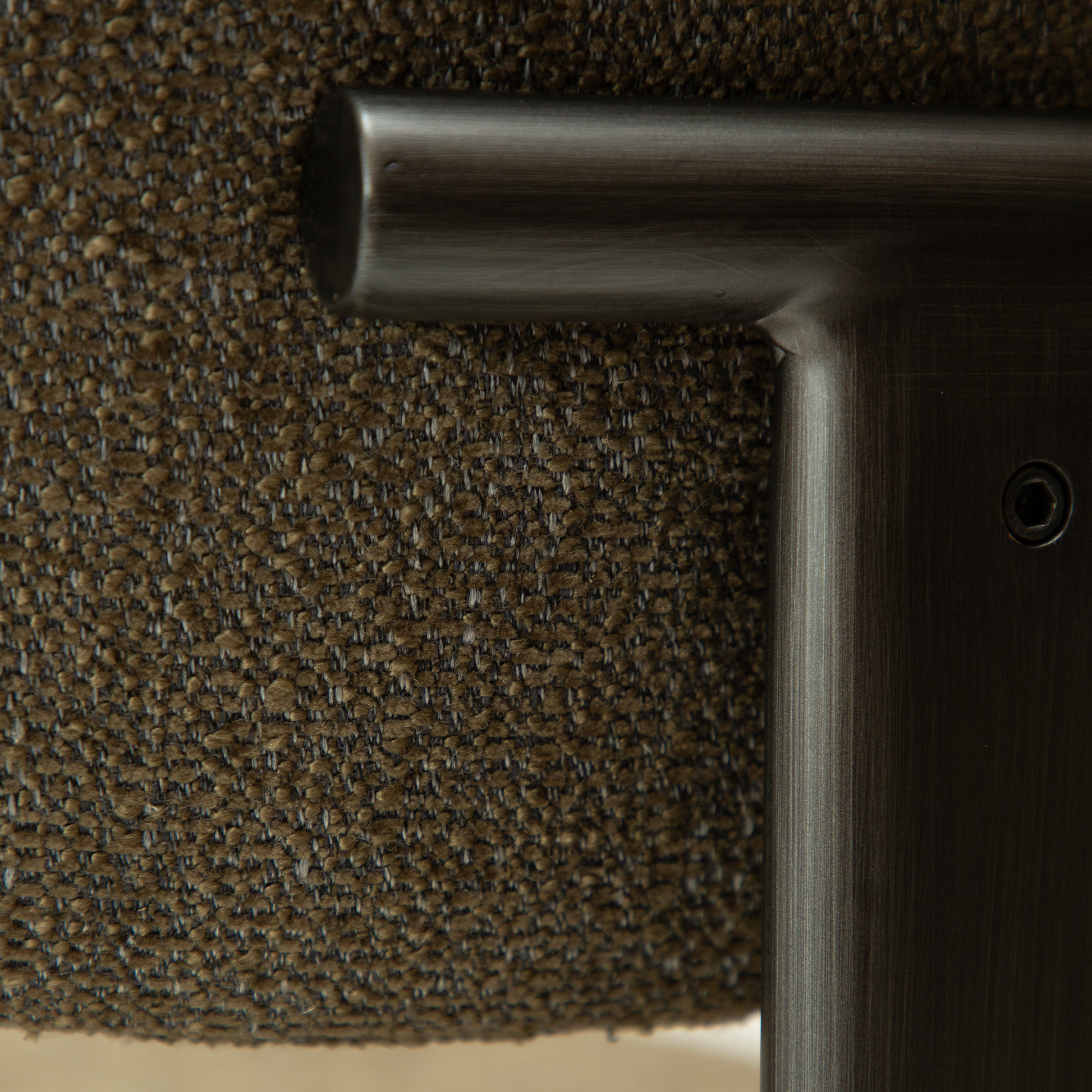 [var:Bezug=DUCT Stuhl, dunkelolivfarbener Bouclé-Stoff mit antikem Zinn] DUCT Stuhl