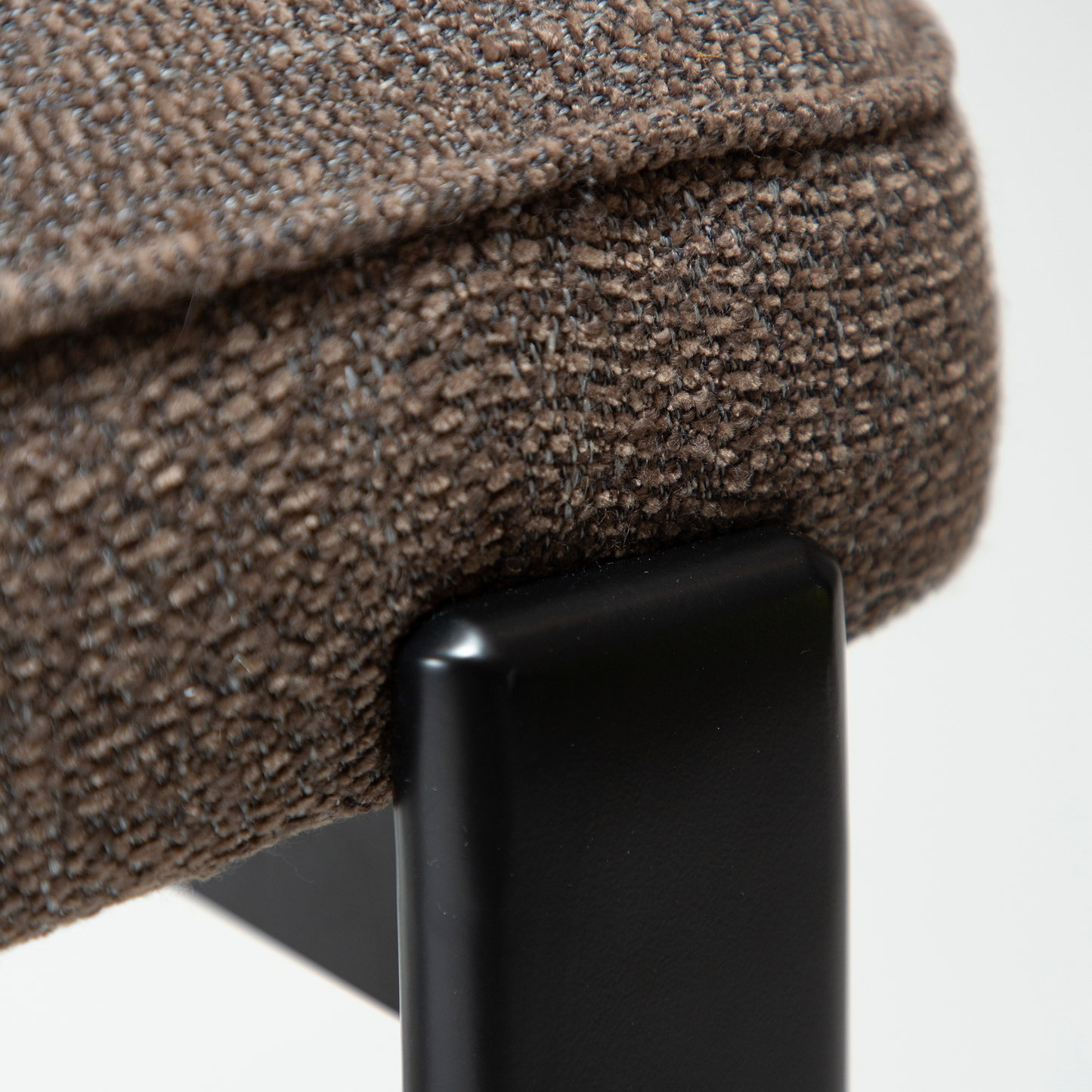 [var:Bezug=DUCT Stuhl, major brauner Bouclé mit schwarzen Beinen] DUCT Stuhl