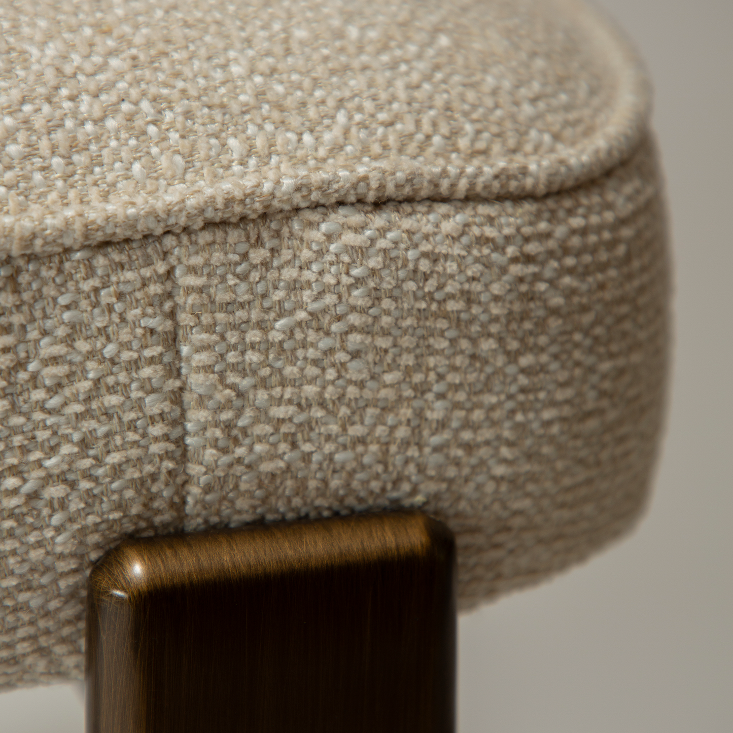 [var:Bezug=DUCT Stuhl, einfach beiger Bouclé-Stoff mit antikem Messing] DUCT Stuhl