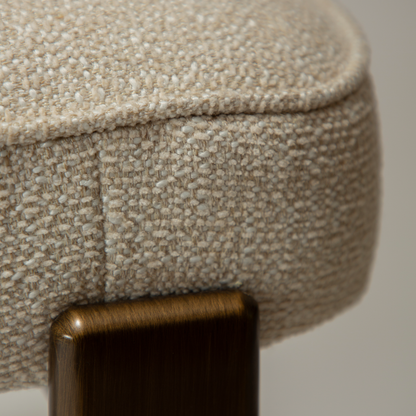 [var:Bezug=DUCT Stuhl, einfach beiger Bouclé-Stoff mit antikem Messing] DUCT Stuhl