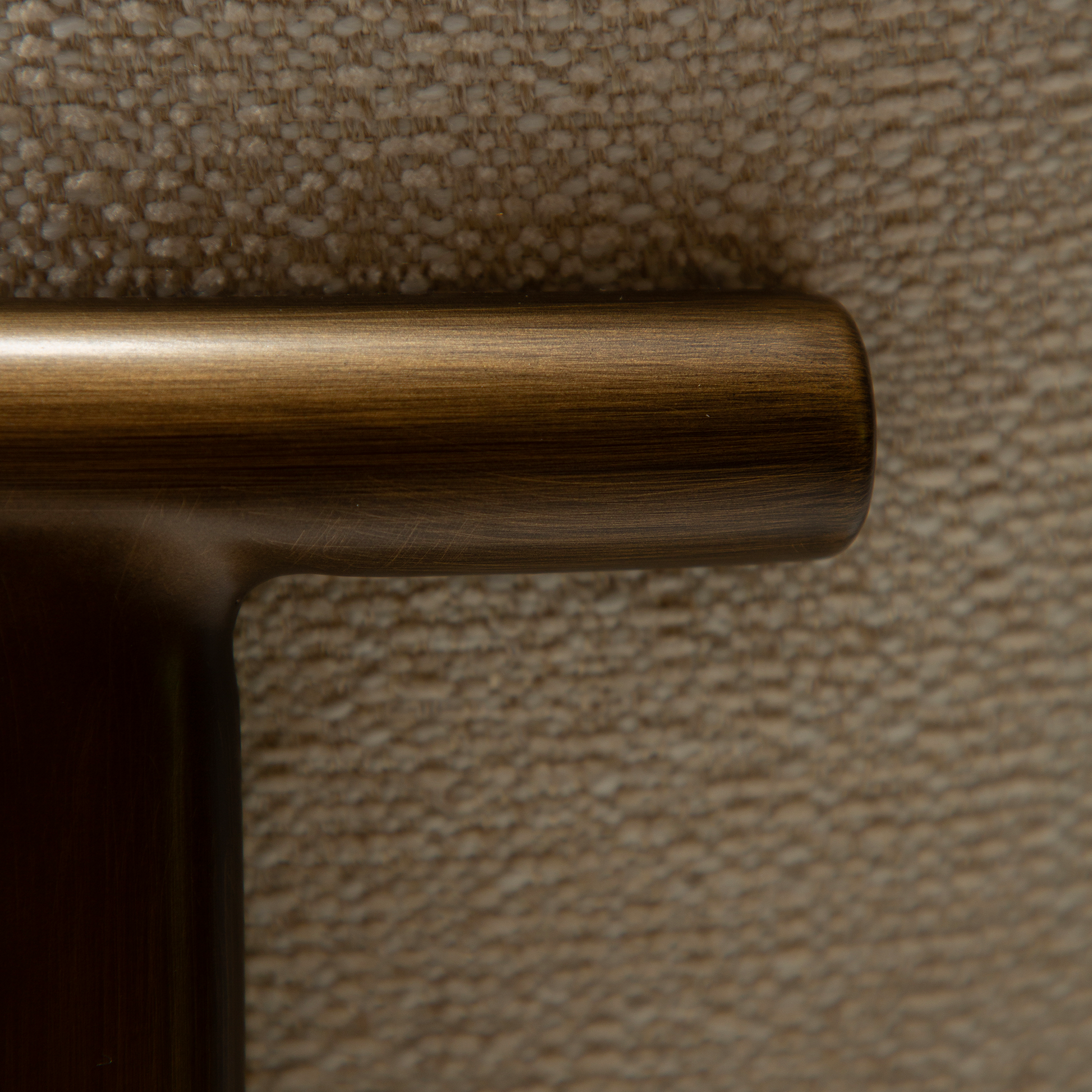 [var:Bezug=DUCT Stuhl, einfach beiger Bouclé-Stoff mit antikem Messing] DUCT Stuhl