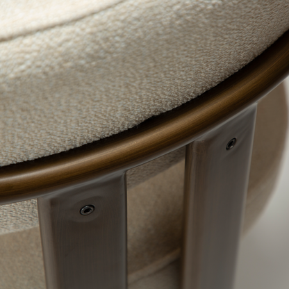 [var:Bezug=DUCT Stuhl, einfach beiger Bouclé-Stoff mit antikem Messing] DUCT Stuhl