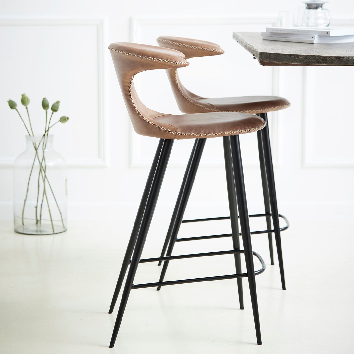 [var:Bezug=Vintage hellbraunes Kunstleder mit runden schwarzen Beinen] FLAIR Thekenhocker