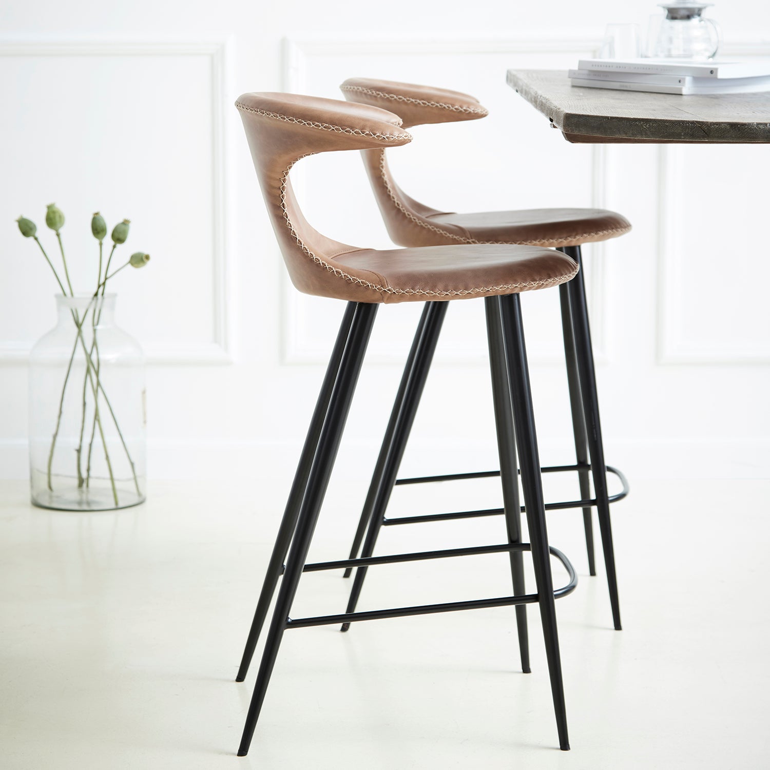 [var:Bezug=Vintage hellbraunes Kunstleder mit runden schwarzen Beinen] FLAIR Thekenhocker