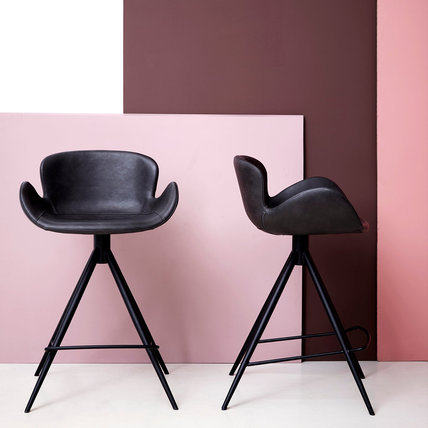 [var:Bezug=Vintage schwarzes Kunstleder mit schwarzen Beinen] GAIA Thekenhocker