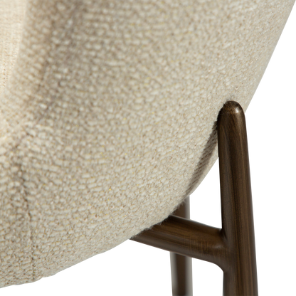 [var:Bezug=Frosted Almond Bouclé-Gewebe mit Schimmer & antiken Messingbeinen] GLAM Stuhl