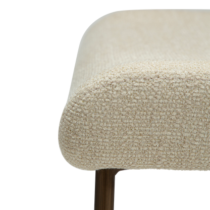 [var:Bezug=Frosted Almond Bouclé-Gewebe mit Schimmer & antiken Messingbeinen] GLAM Stuhl