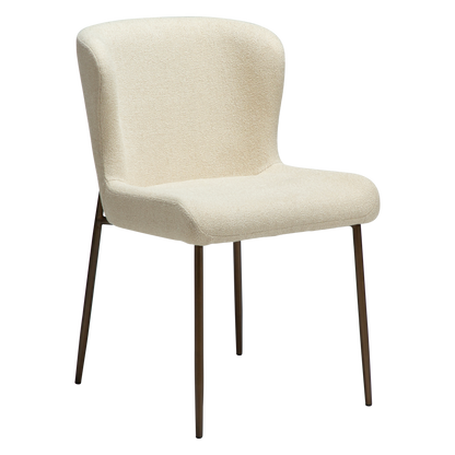 [var:Bezug=Frosted Almond Bouclé-Stoff mit Schimmer und antiken Messingbeinen] GLAM Stuhl