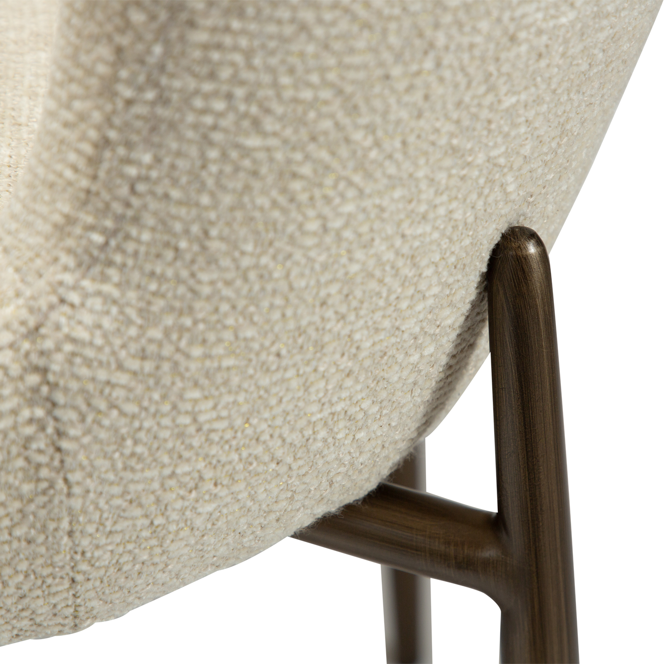 [var:Bezug=Frosted Almond Bouclé-Stoff mit Schimmer und antiken Messingbeinen] GLAM Stuhl