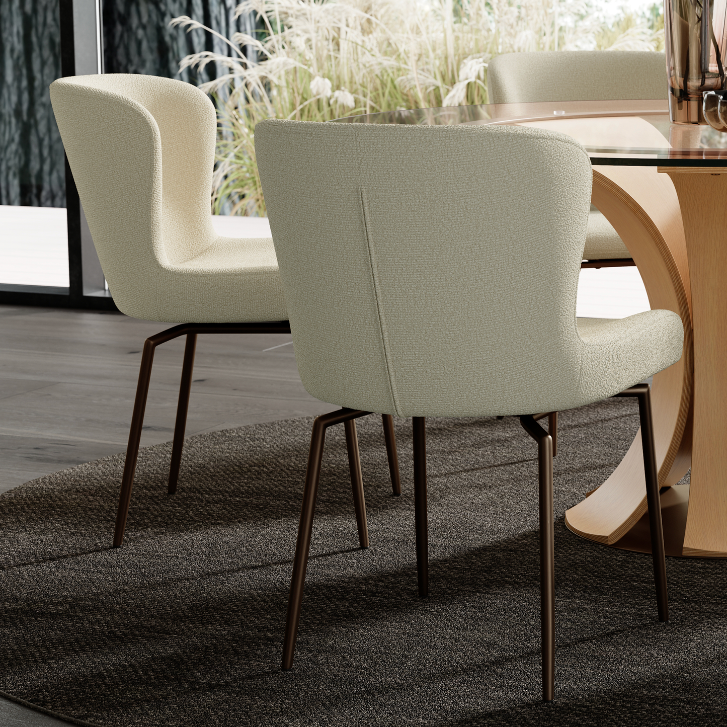 [var:Bezug=Frosted Almond Bouclé-Stoff mit Schimmer und antiken Messingbeinen] GLAM Stuhl