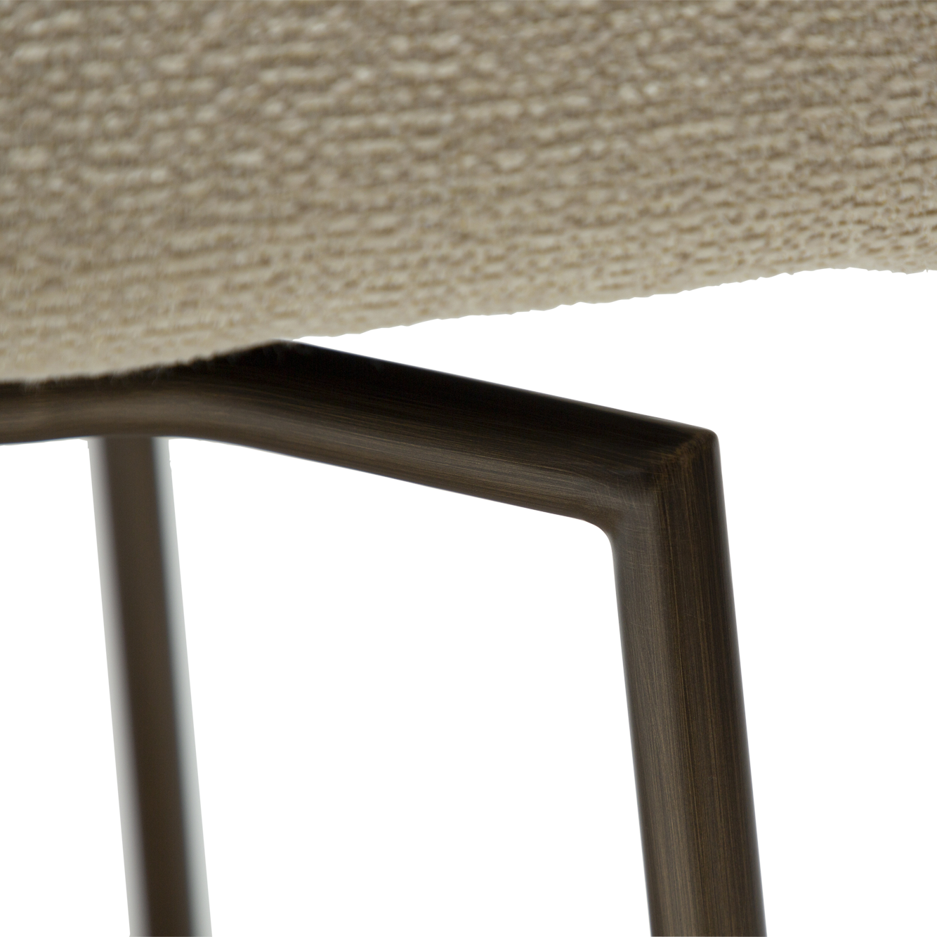 [var:Bezug=Frosted Almond Bouclé-Gewebe mit Schimmer und antiken Messing-Drehbeinen] GLAM Drehstuhl