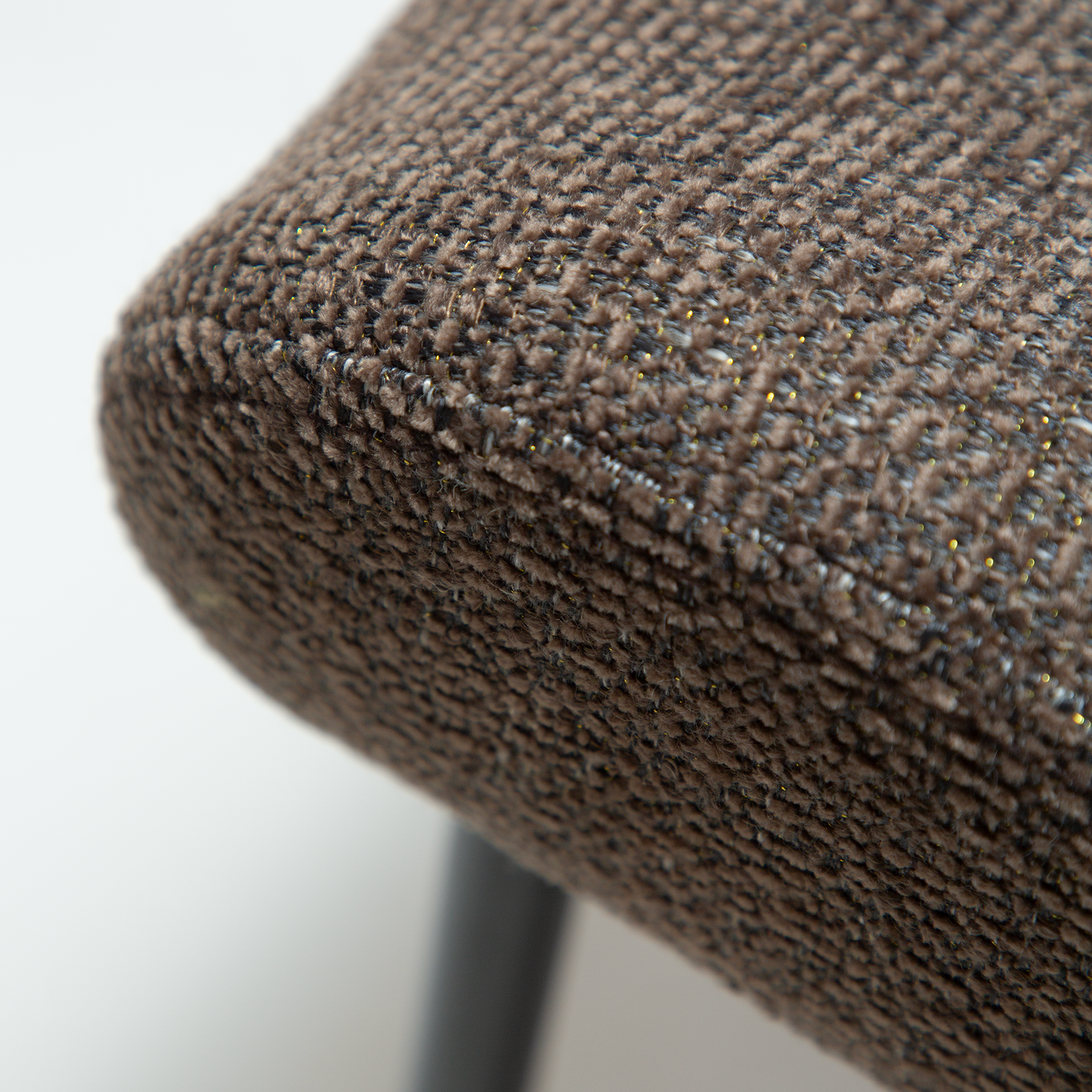 [var:Bezug=Hauptbrauner Bouclé-Stoff mit schwarzen Beinen] GLAM Stuhl