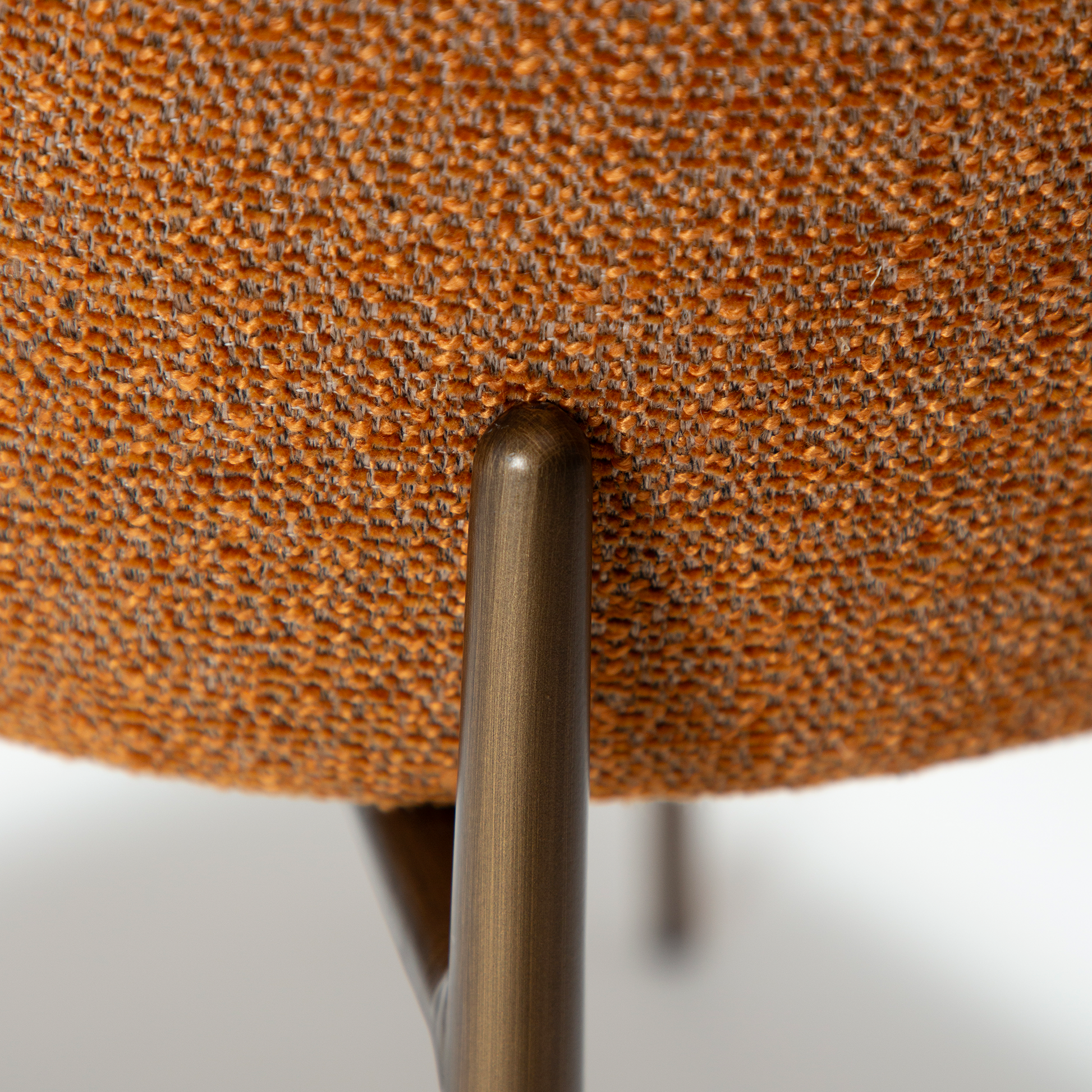 [var:Bezug=Kürbisgewürz Bouclé-Stoff mit antiken Messingbeinen] GLAM Stuhl