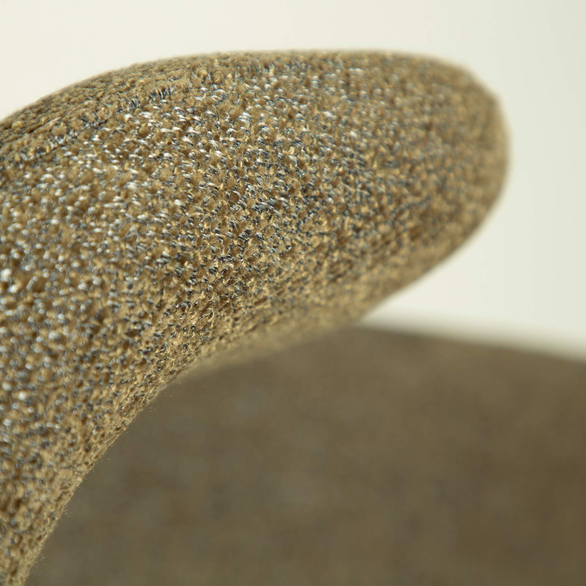 [var:Bezug=Dunkelolivfarbener Bouclé-Stoff mit antiken Zinn-Schwenkbeinen] GLAM Drehstuhl