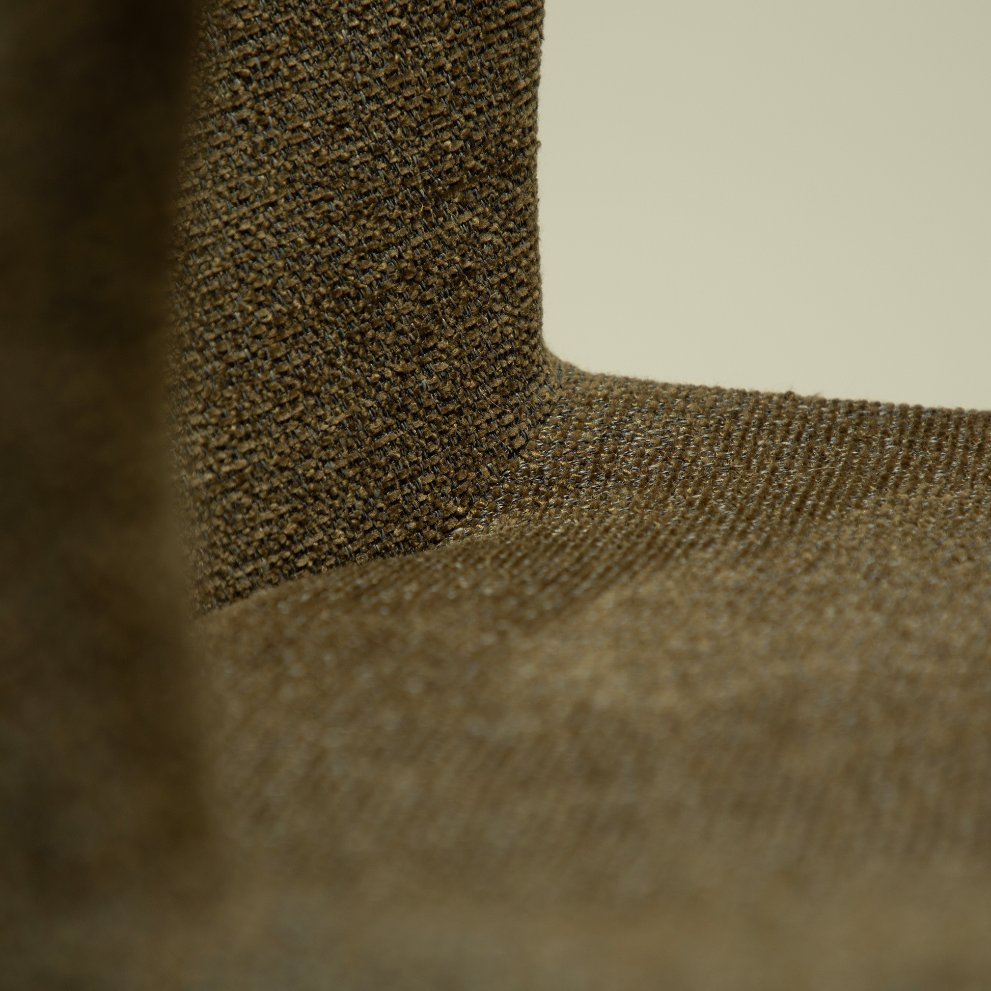 [var:Bezug=Dunkelolivfarbener Bouclé-Stoff mit antiken Zinn-Schwenkbeinen] GLAM Drehstuhl