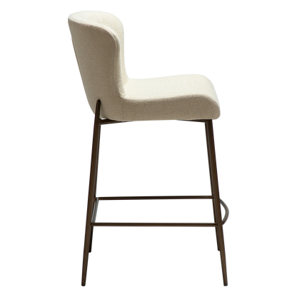 [var:Bezug=Frosted Almond Bouclé-Gewebe mit Schimmer & antiken Messingbeinen] GLAM Thekenhocker
