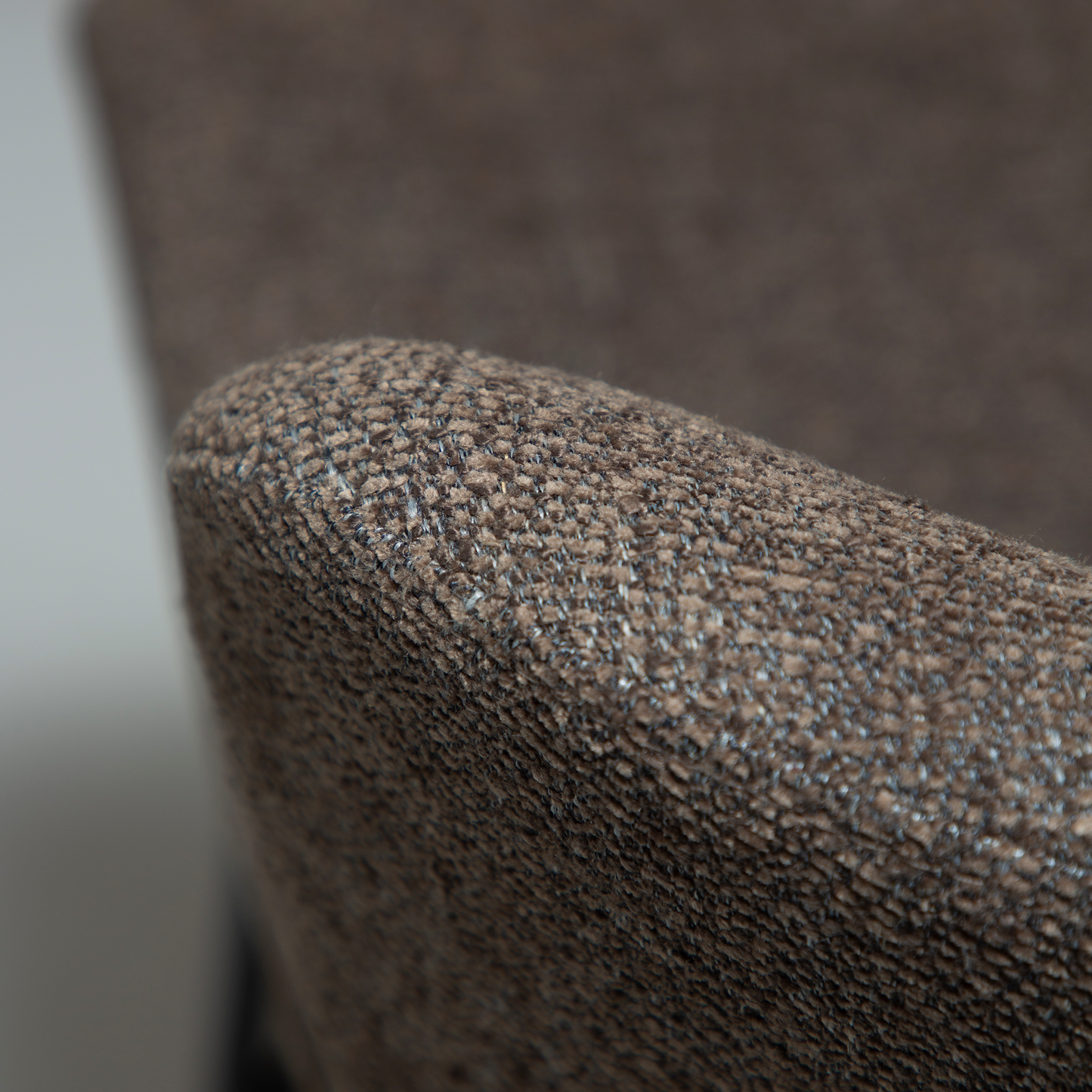 [var:Bezug=Hauptbrauner Bouclé-Stoff mit schwarzen Schwenkbeinen] GLAM Dreh-Thekenhocker