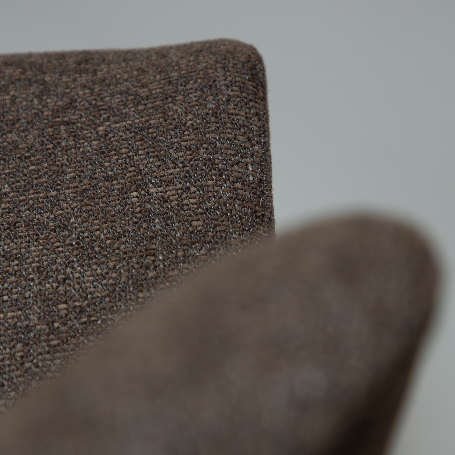 [var:Bezug=Hauptbrauner Bouclé-Stoff mit schwarzen Schwenkbeinen] GLAM Dreh-Thekenhocker