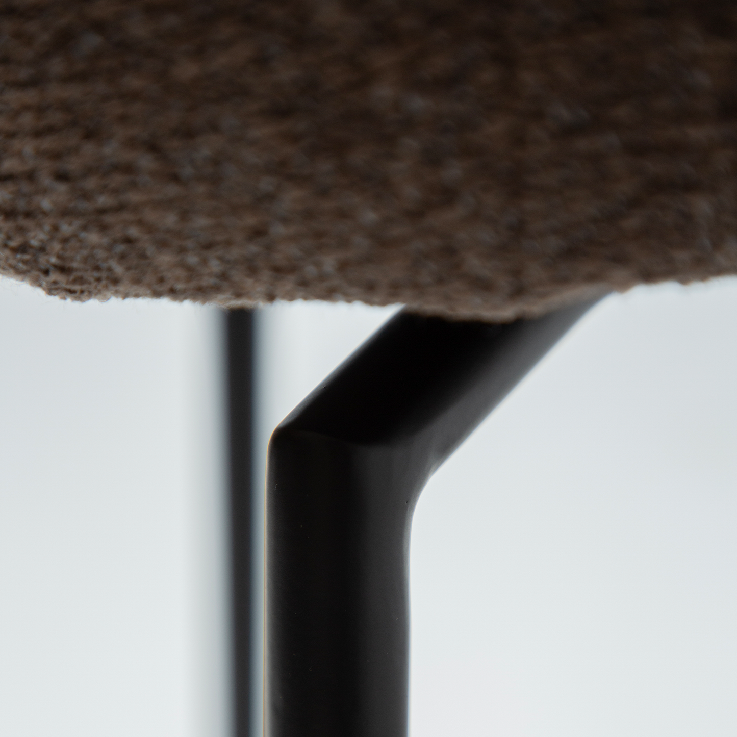 [var:Bezug=Hauptbrauner Bouclé-Stoff mit schwarzen Schwenkbeinen] GLAM Dreh-Thekenhocker