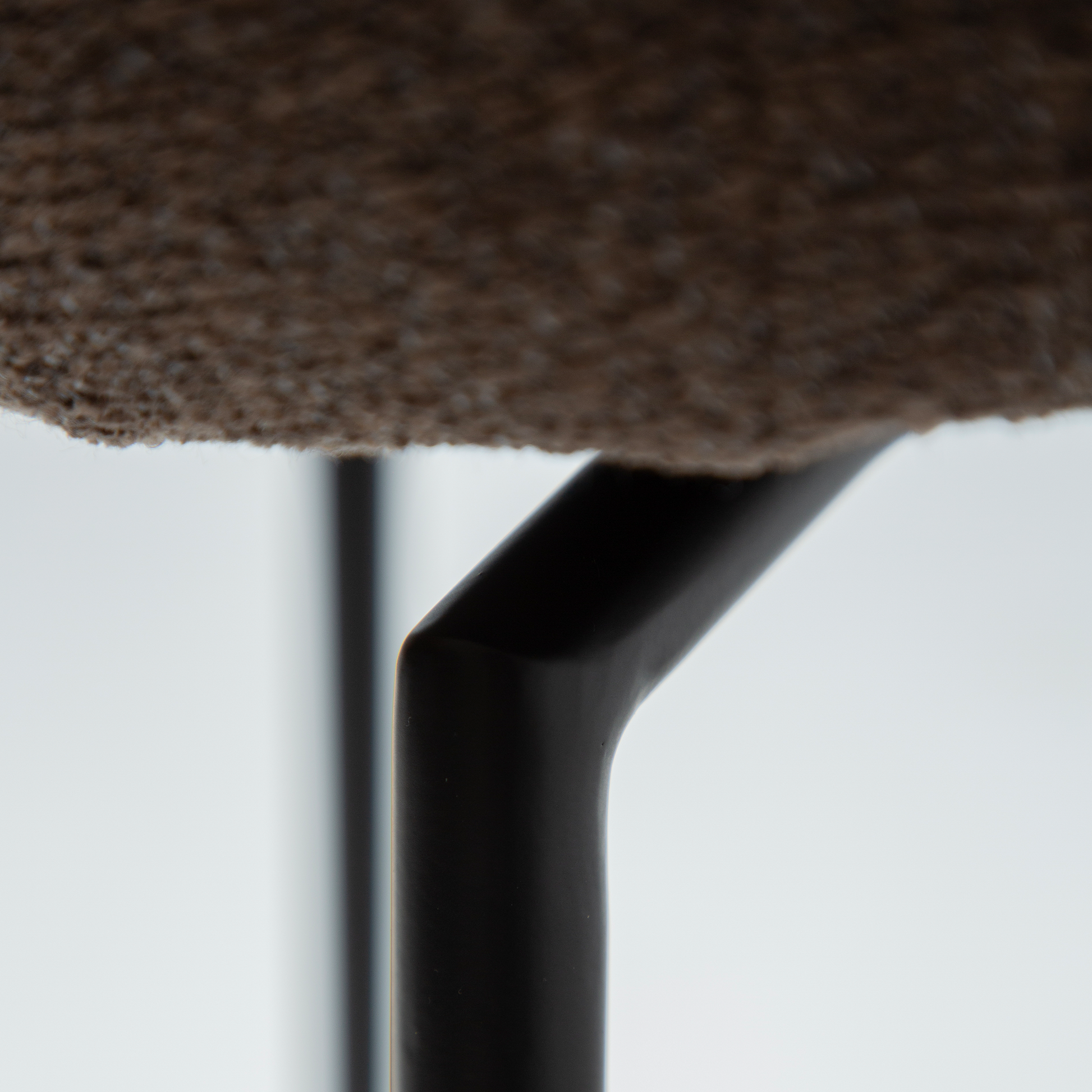 [var:Bezug=Hauptbrauner Bouclé-Stoff mit schwarzen Schwenkbeinen] GLAM Dreh-Thekenhocker